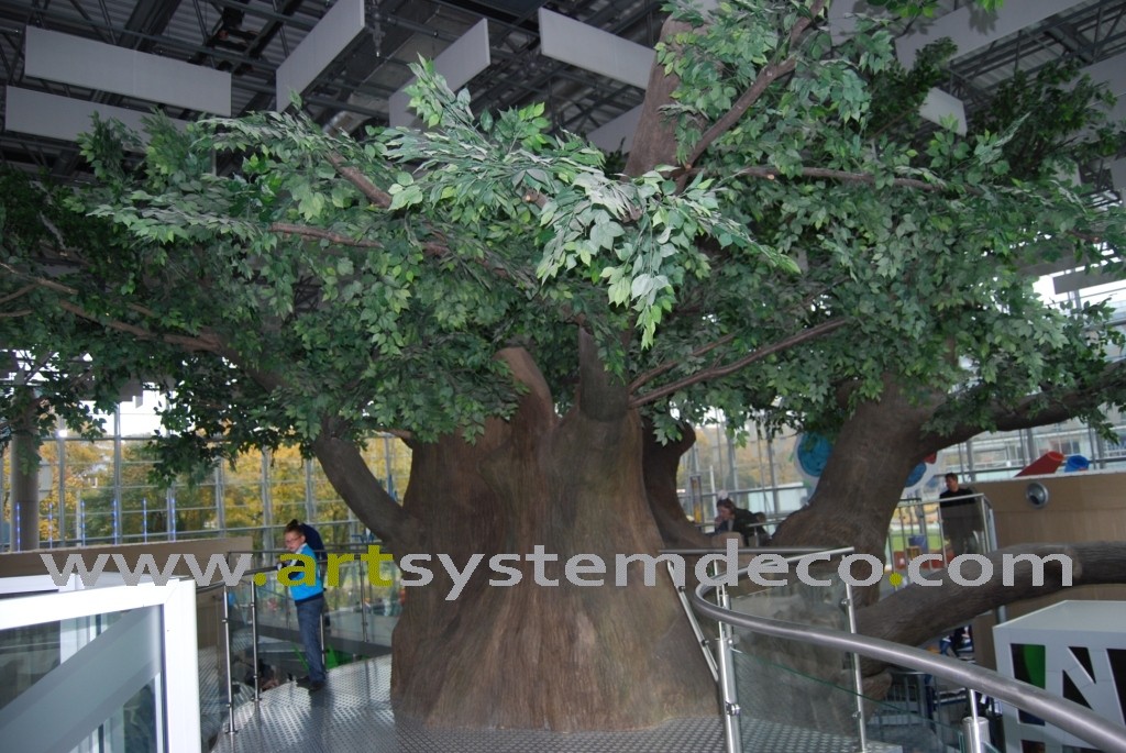 Sztuczne drzewo wewnątrz centrum handlowego