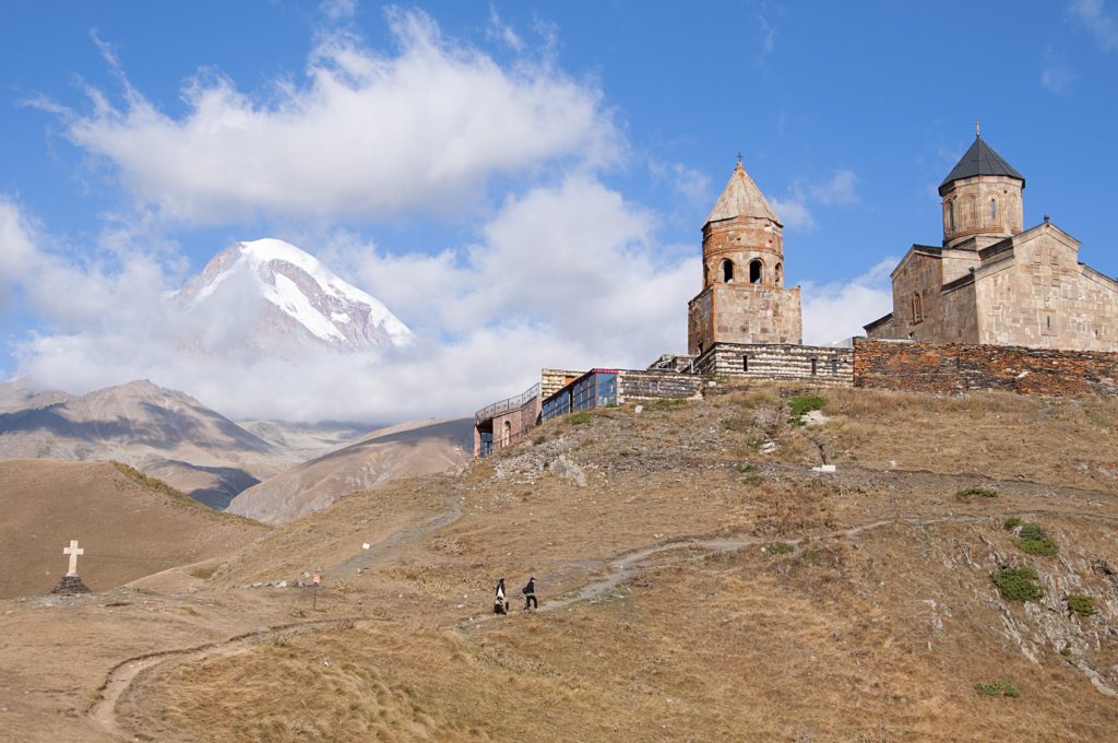 Kościół Cminda Sameba na tle Kazbeku