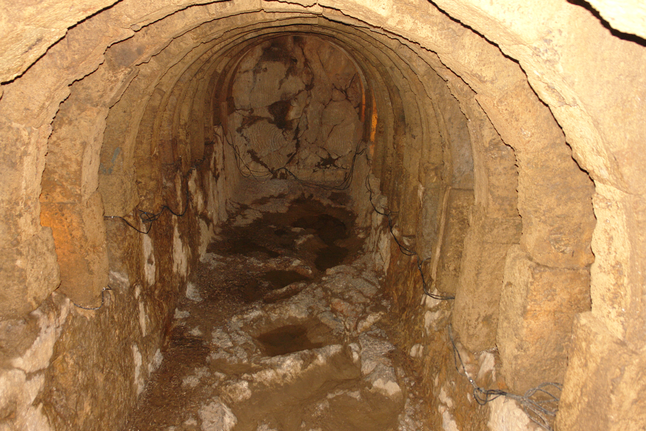 Grecja - Korfu - Nekromanteion - tunel