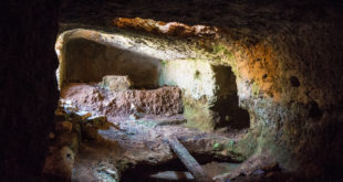 Antikythera w Grecji jaskinia więzienie