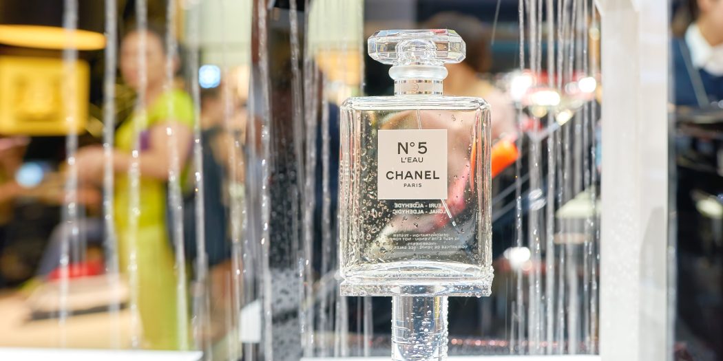 Chanel No. 5 L'Eau - Jest to lżejsza i bardziej świeża wersja klasycznego Chanel No. 5