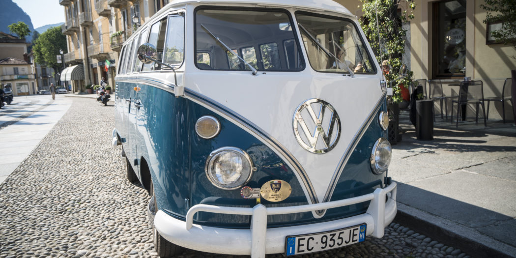 Volkswagen Transporter van w starym miasteczku