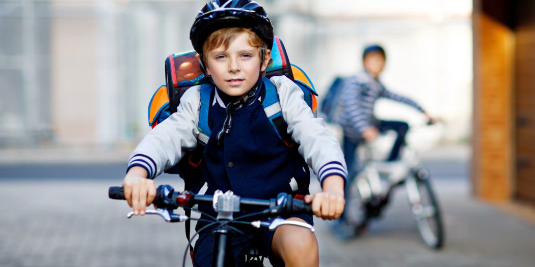 chłopiec na rowerze