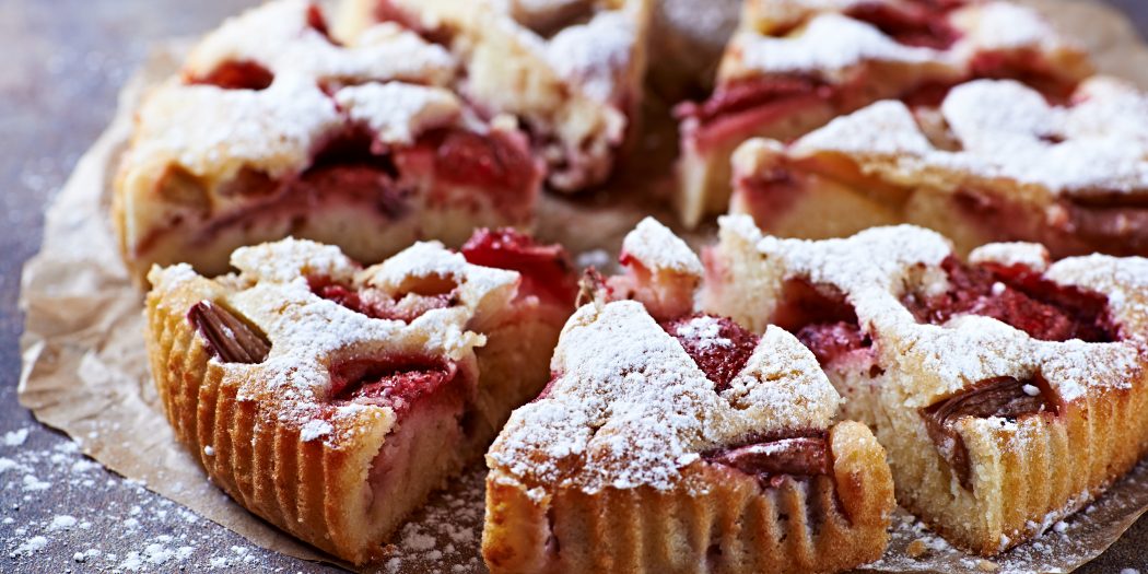 ciasto z rabarbarem i truskawkami