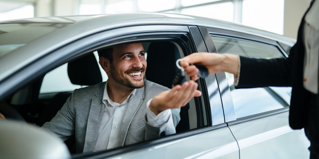 mężczyzna wynajmujący samochód