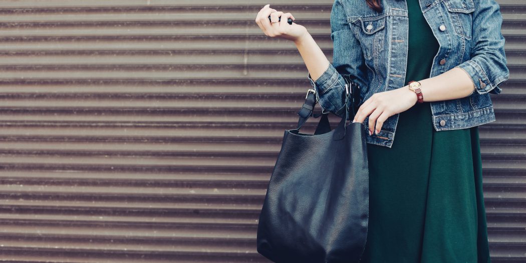kobieta z dużą torbą