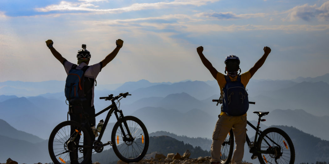 dwaj mężczyźni na rowerach w górach
