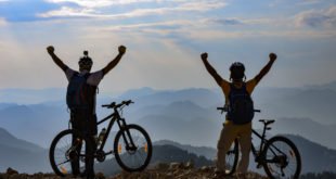 dwaj mężczyźni na rowerach w górach