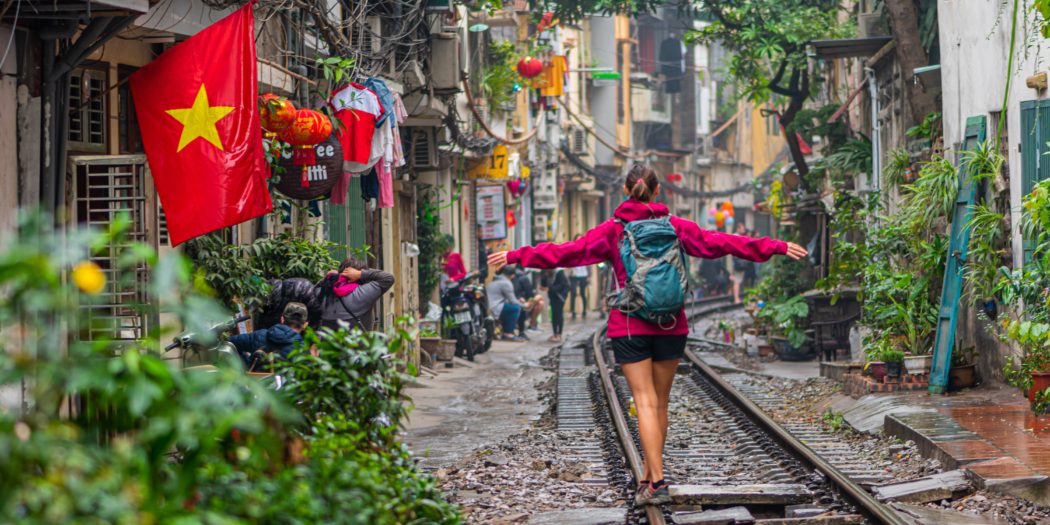 dziewczyna idąca po torach kolejowych w Wietnamie, Hanoi