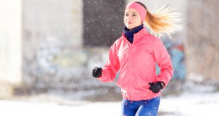 dziewczyna biegająca zimą