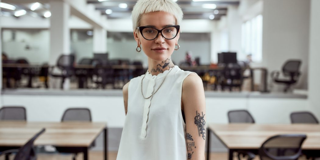 businesswoman z tatuażem