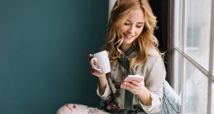 dziewczyna ze smartfonem