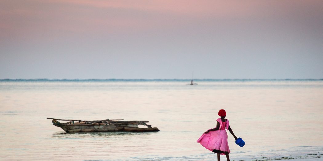dziewczynka na plaży zanzibar