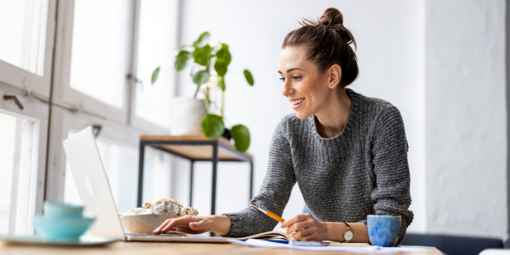 freelancer kobieta przed komputerem