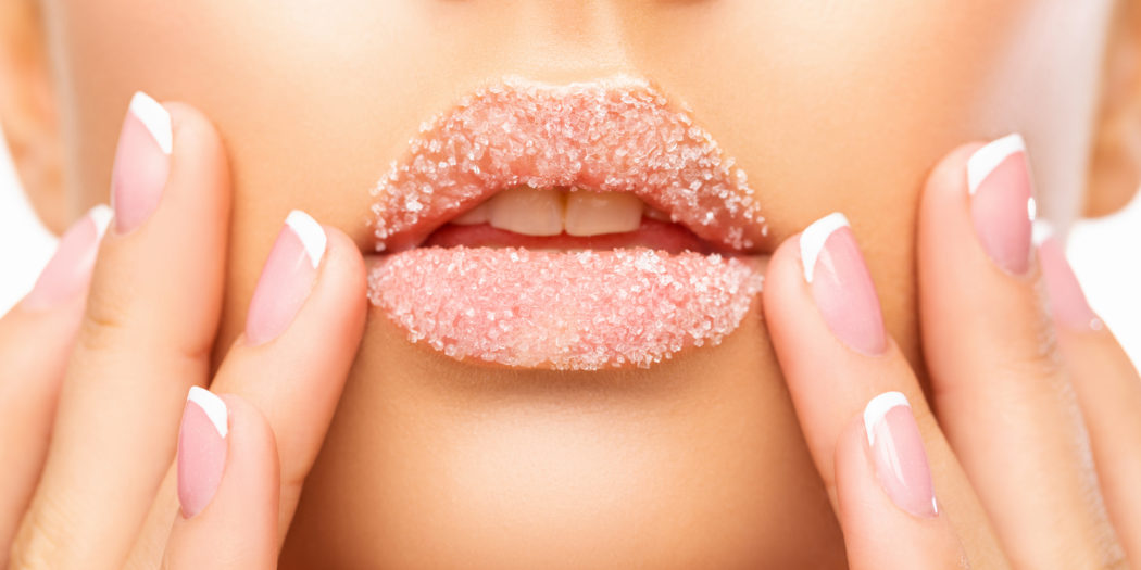 kobieta z peelingiem cukrowym na ustach