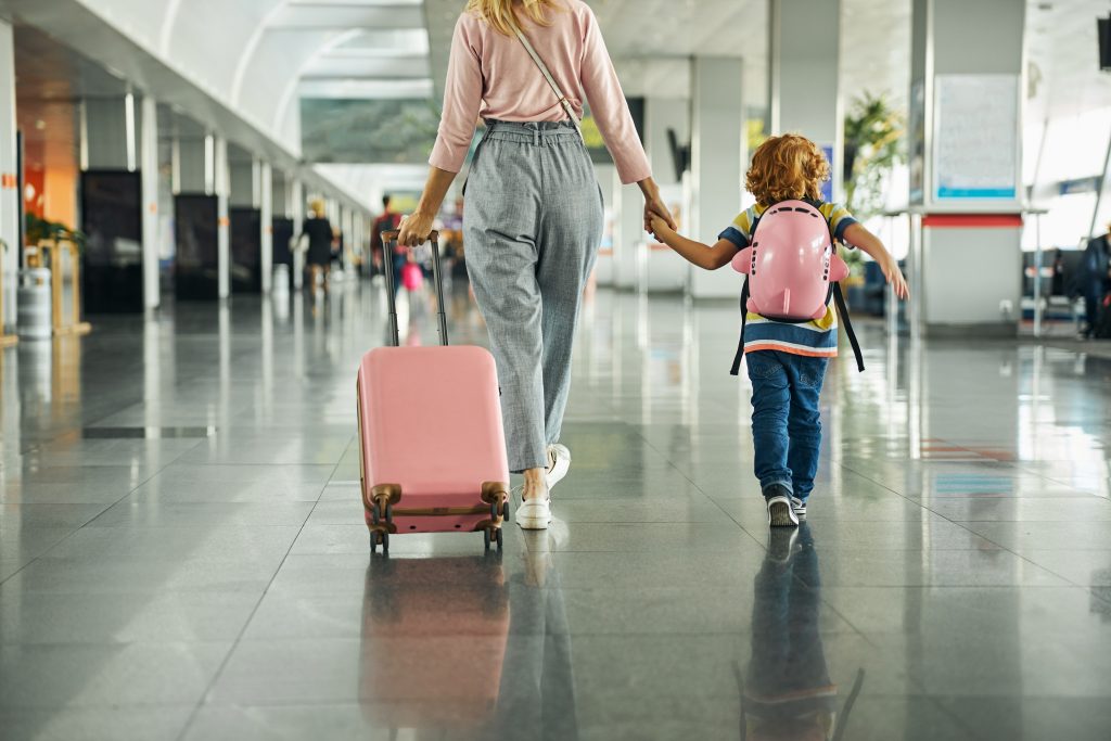 kobieta i dziecko bagaż podręczny