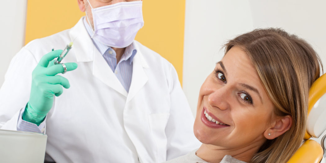 kobieta przed znieczuleniem u stomatologa