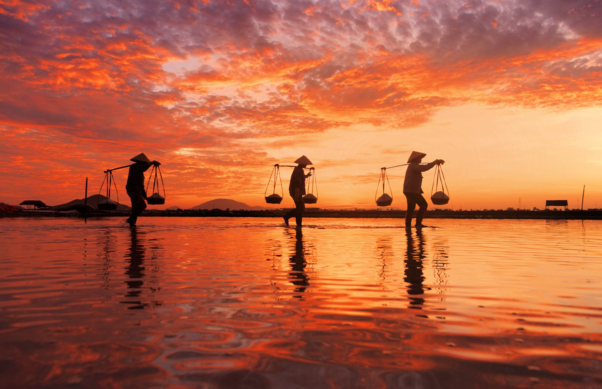Kobiety niosące sól morską  Nha Trang, Wietnam