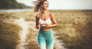młoda kobieta biegająca latem