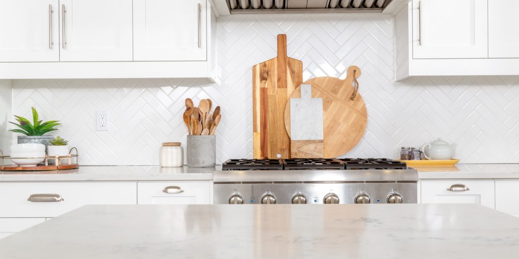 białe błyszczące płytki kuchenne