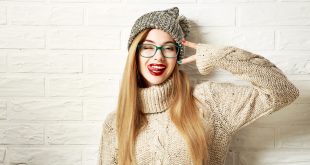 szczęśliwa dziewczyna w modnym zimowym swetrze