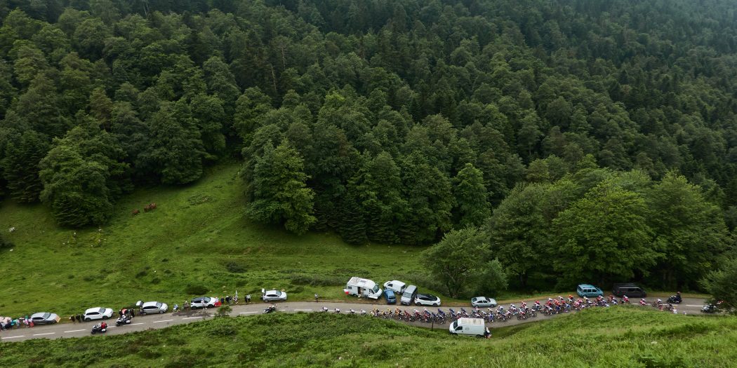 Tour de France peleton w Pirenejach