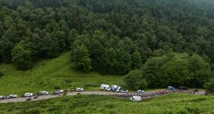 Tour de France peleton w Pirenejach