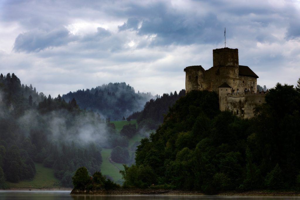 Zamek Niedzica o poranku w pochmurny dzień z pięknymi mgłami