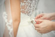 Kobieta zakładająca koronkową suknię ślubną