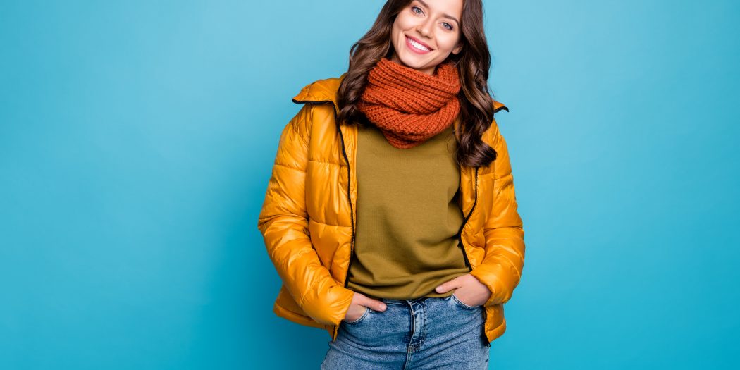 dziewczyna w żółtej kurtce zimowej