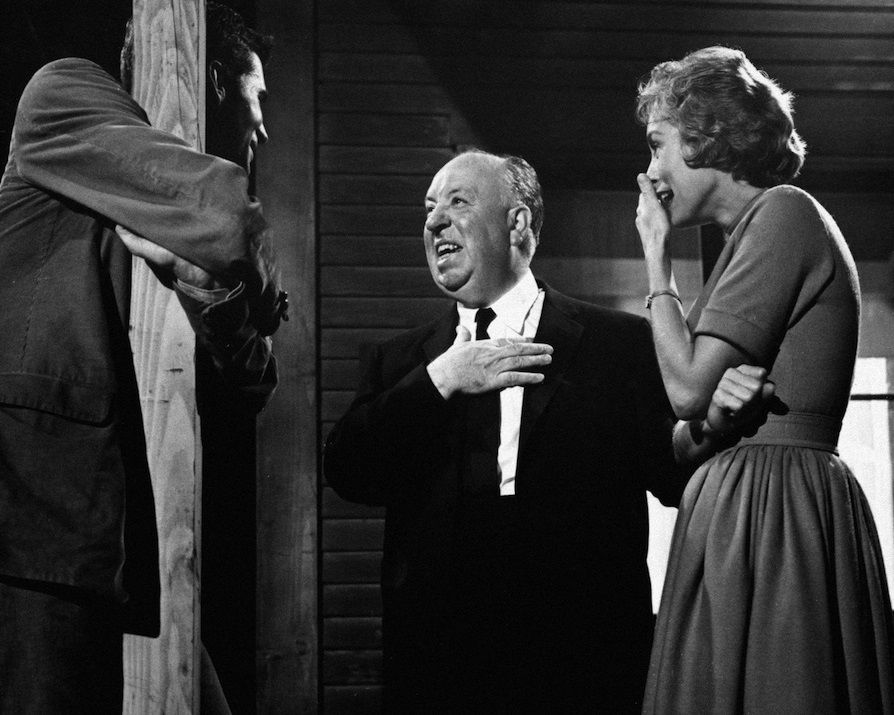 Od lewej: Perkins, Hitchcock i Leigh na planie filmu Psychoza (1960)
