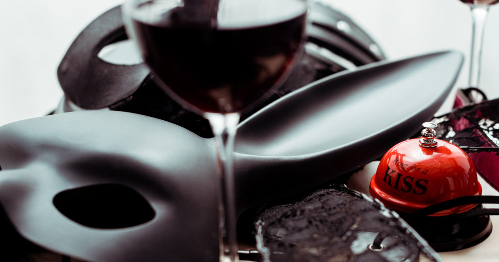 gadżety erotyczne przy kieliszkach wina