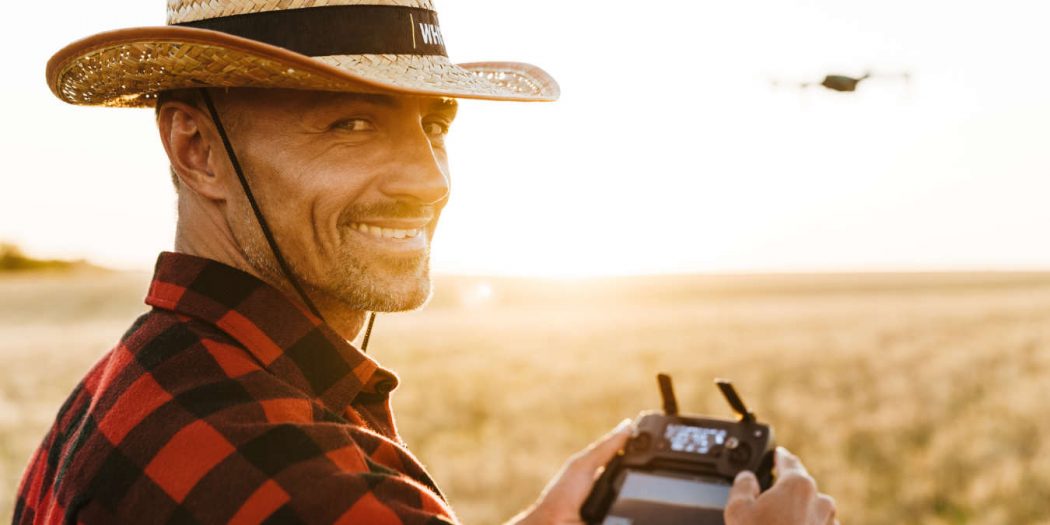 mężczyzna z dronem