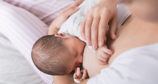 kobieta karmiąca dziecko piersią