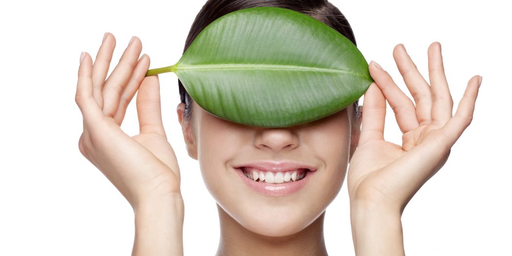 kobieta liść na twarzy