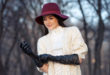 Kobieta we fioletowym kapeluszu i skórzanych rękawiczkach