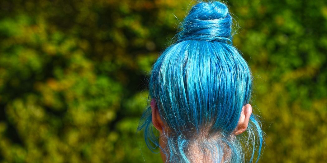 kobieta z błękitnymi włosami