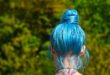 kobieta z błękitnymi włosami