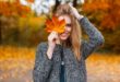 jesień kobieta w płaszczu z pomarańczowym liściem