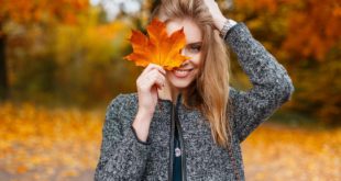 jesień kobieta w płaszczu z pomarańczowym liściem