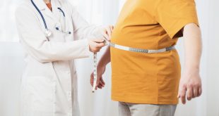 Chirurgia bariatryczna - pani doktor mierząca obwód w pasie otyłego mężczyzny