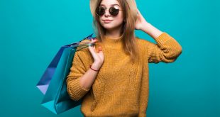 młoda kobieta w okularach przeciwsłonecznych trendy zakupowe