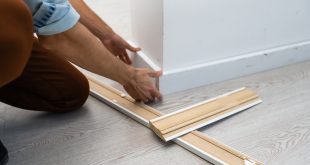 montaż listew podłogowych