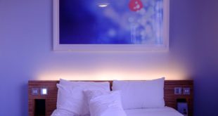 niewielka przytulna sypialnia w kolorach błękitu