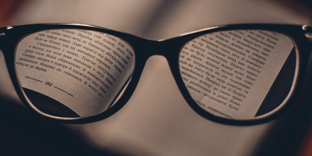 okulary na książce