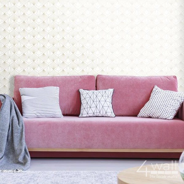 pokój z kanapą z elegancką tapetą