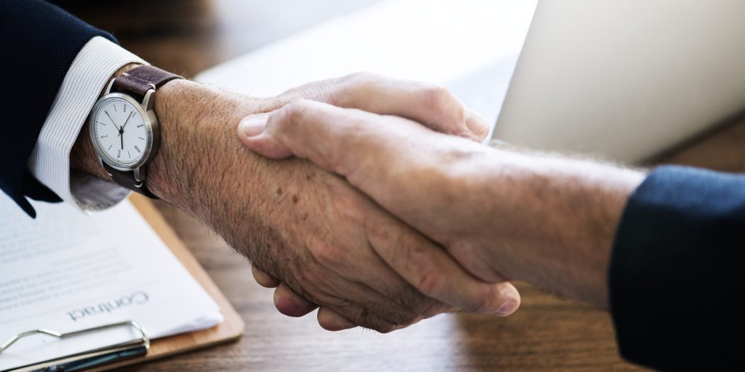 Relacje biznesowe uścisk dłoni