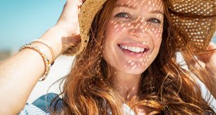 kobieta w kapeluszu słomkowym