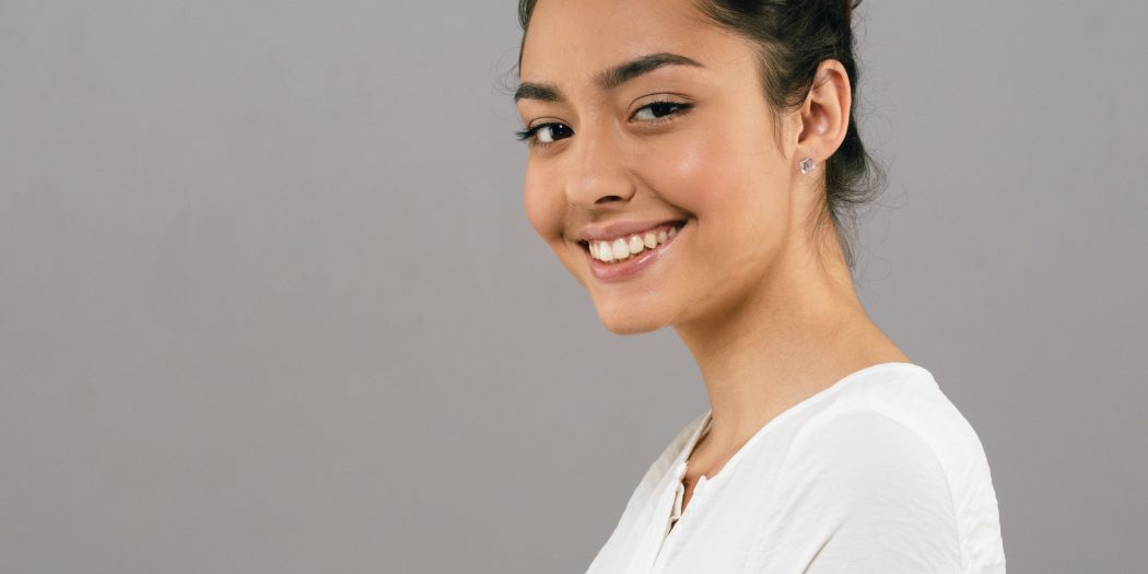 kobieta z pięknym uśmiechem