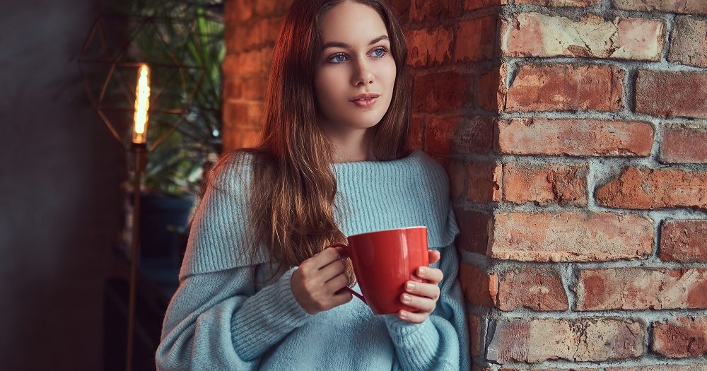 kobieta w swetrze w pracy